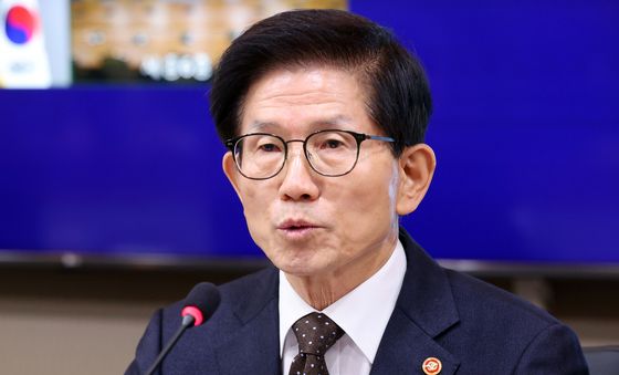 김문수 장관, "불법 파업 엄정 대응할 것"