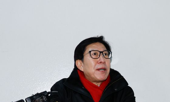 행안위 전체회의장 복도에 앉은 박형준 부산시장