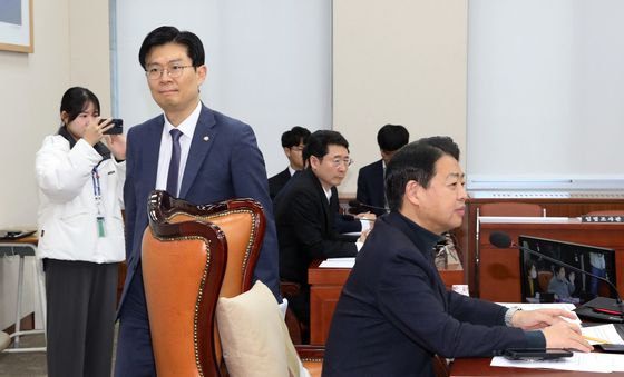 회의장 나가는 조정훈 '민주당 강행 안건조정위는 무효'