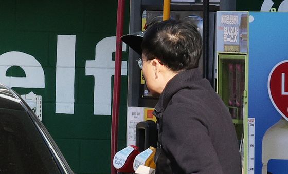 정부 '유류세 인하 연장한다'