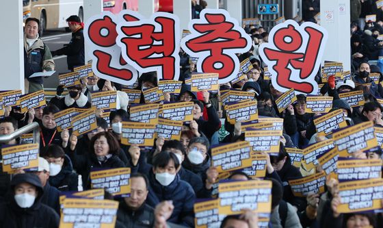 구호 외치는 공공운수노조 인천공항지부