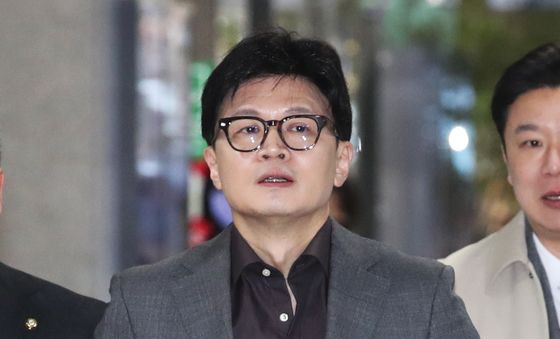 정책토론회장 향하는 한동훈 대표