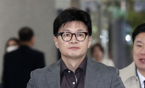 정책토론회장 향하는 한동훈 대표