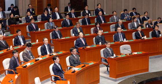 '감액 예산안' 野 주도 소위 통과, 굳은 표정의 국무위원들