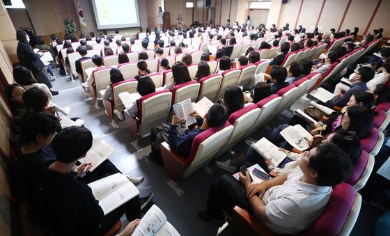 통로까지 가득 찬 고입진로설명회