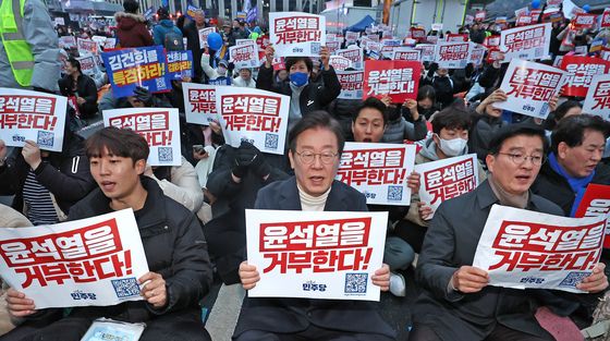 윤석열 거부권 남용 규탄 구호 외치는 이재명 더불어민주당 대표