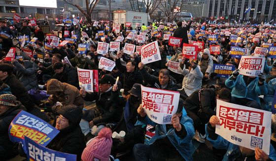 '윤 대통령을 거부한다' 피켓 든 시민들