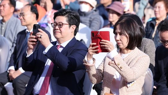 '김병주도서관 착공' 촬영하는 김병주 MBK 파트너스 회장 부부