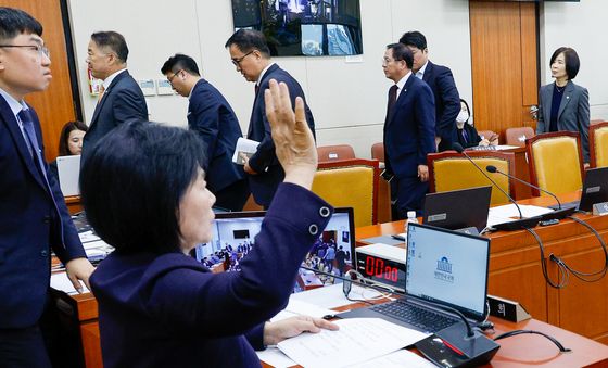 여당은 항의 퇴장, 야당은 찬성 거수표결