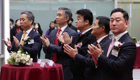 더본코리아 상장 자축하는 백종원·강석원 대표이사