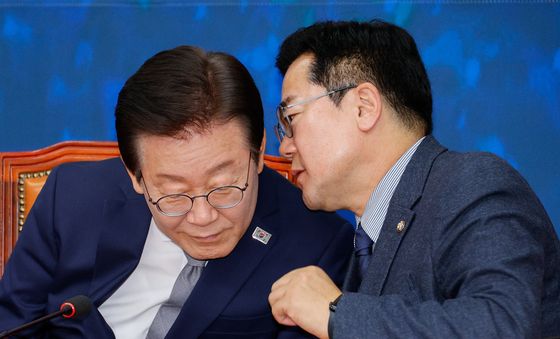 이재명 대표 향해 귀엣말 하는 박찬대 원내대표