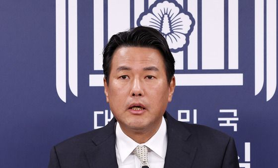 윤석열 대통령, 트럼프와 통화 "이른 시일 내 회동"