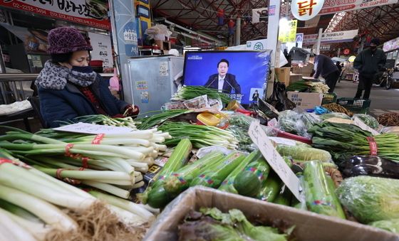 시장 상인 TV엔 윤 대통령 대국민 담화