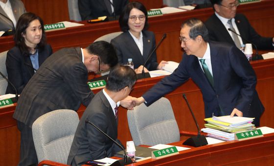 국회 예결특위 출석한 총리와 경제부총리