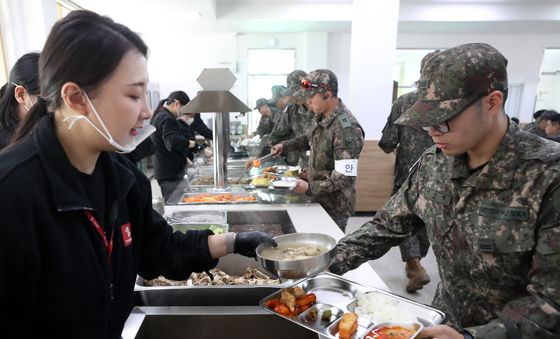 군부대 식당 '더본코리아가 제공한 특식 배식'