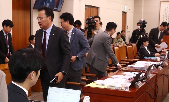 퇴장하는 법사위 여당 의원들 '보복성 예산삭감'