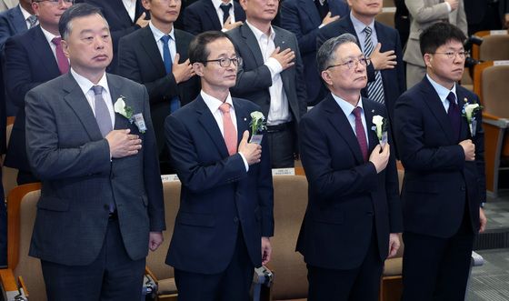 국민의례 하는 진현환 차관·이한준 LH사장·손태락 원장·유병태 HUG 사장