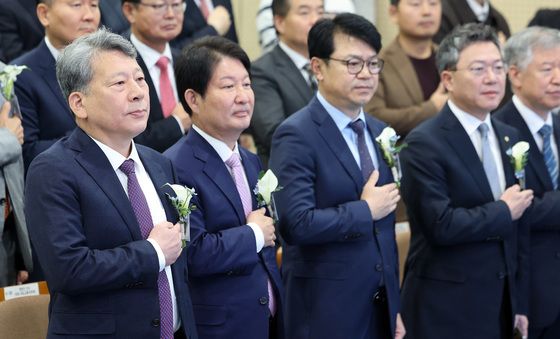 국민의례 하는 양길수 한국감정평가사협회 회장