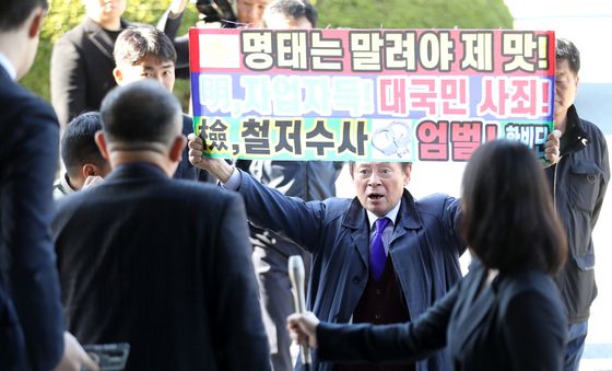 이틀째 檢소환' 명태균…유튜버 비난에 "정신차려"