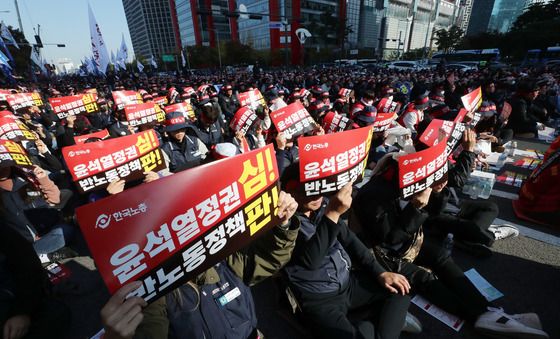 '윤석열 정권 심판' 피켓 든 한국노총 노동자들