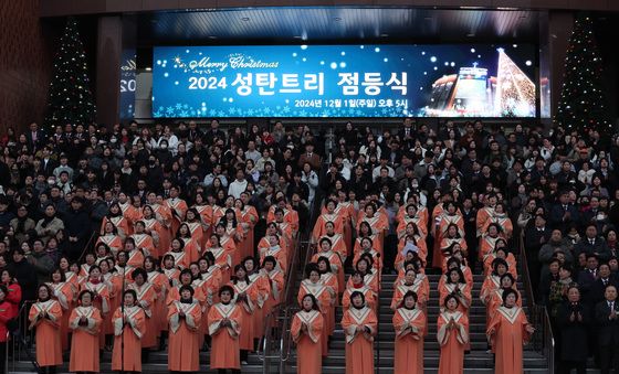 찬송가와 함께 진행되는 성탄트리 점등식