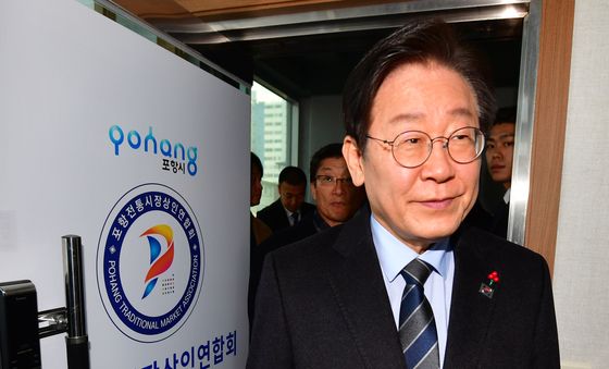 포항 전통시장 상인회 찾은 이재명 대표