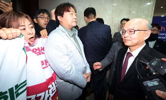 '비상계엄 침묵하는 안창호 인권위원장 기념사 자격 없다'