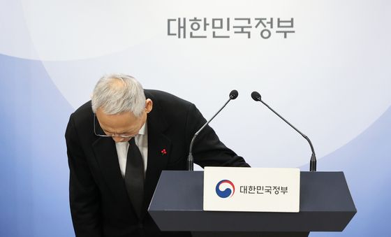 '고개 숙인 정부대변인'