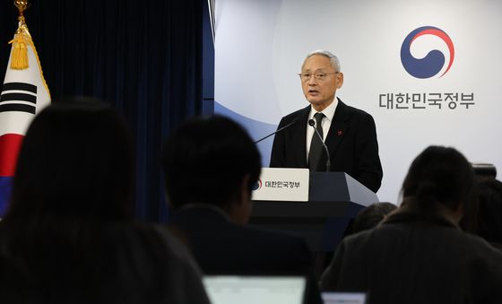 유인촌 "정부, 국민이 겪고 계신 고통과 혼란에 송구"