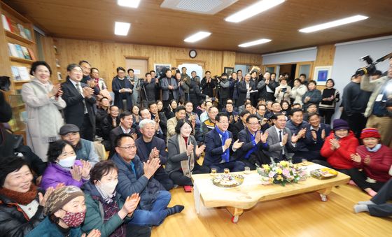 한강 노벨문학상 수상에 박수치는 장흥 주민들