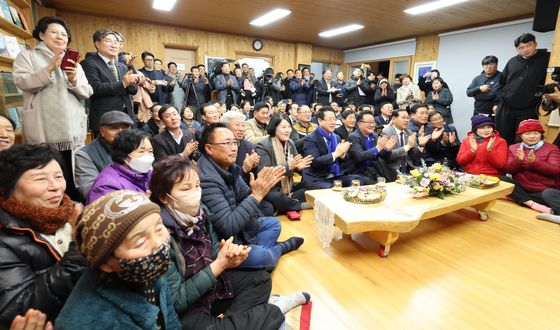 한강 노벨문학상 수상 축하하는 장흥 주민들