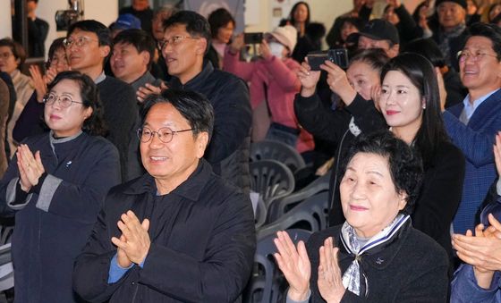 한강 작가 노벨상 수상…축하하는 강기정 광주시장