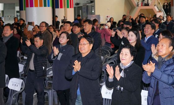 "한강 작가 노벨문학상 수상"...환호하며 축하하는 광주시