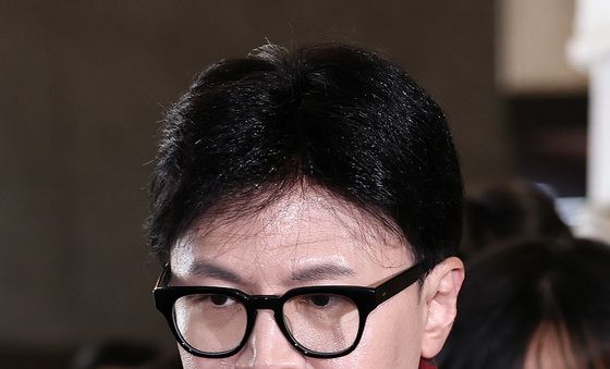 대표실 향하는 한동훈 대표