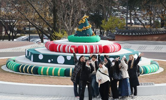 폭염 식혀준 분수대, 크리스마스트리로 변신