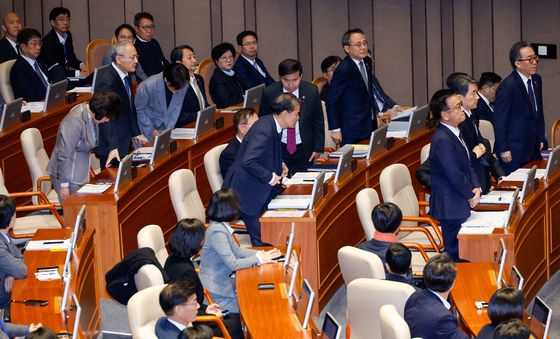 비상계엄 긴급 현안질의, 사과 위해 일어선 국무위원들