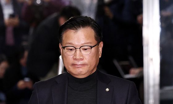 의총장 향하는 이양수 위원장