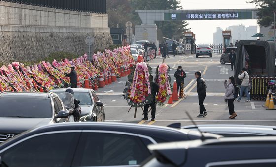 윤 대통령 지지자, 대통령실 앞으로 화환 보내