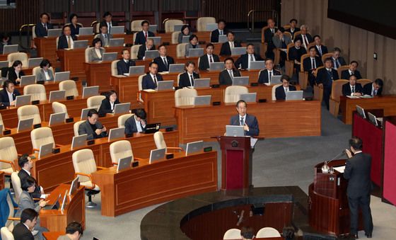 설전 벌이는 한덕수 총리와 박범계 의원