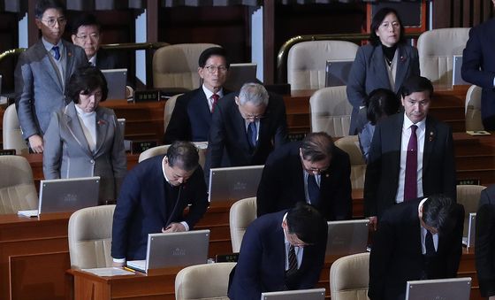 '계엄 사태' 사과에 자리 지키는 김문수 장관