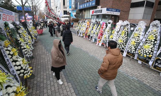 근조화환 줄잇는 국민의힘 TK당사