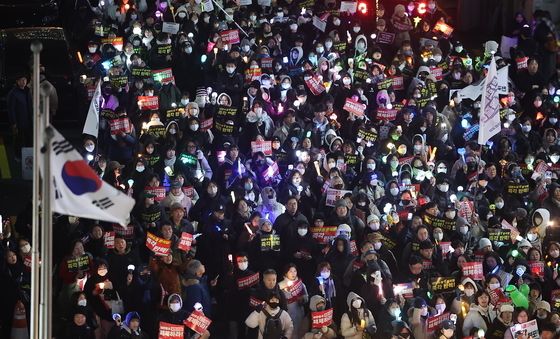 국민의힘 당사 향하는 촛불'