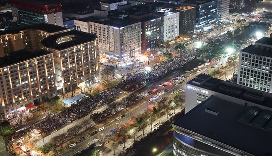 평일에도 불구하고 뜨거운 촛불 열기