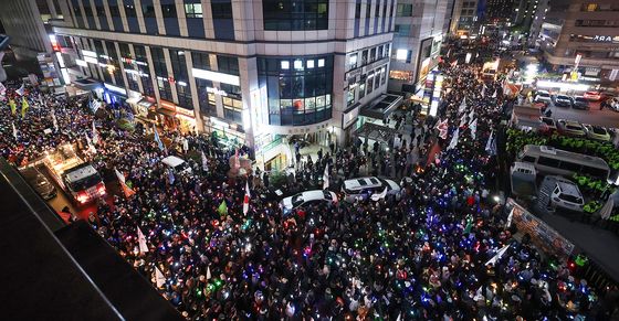 국힘 당사 앞에 모인 촛불 행렬 '국힘 해체!'