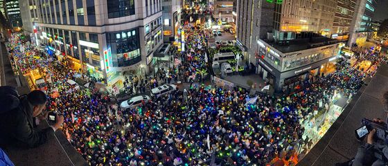 국힘 당사 앞으로 모인 춧볼행렬 '국힘 해체!'