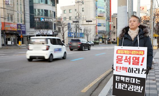 출근길 1인 시위 시작한 김이강 광주 서구청장