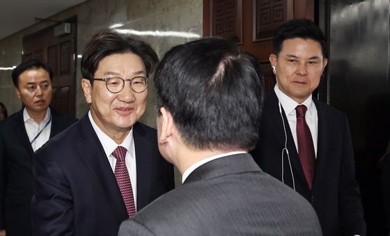 의원들과 인사하는 권성동·김태호 원내대표 후보