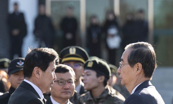 악수하는 한덕수 총리와 김선호 국방부 장관 직무 대행