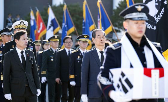 영현봉송하는 한덕수 총리와 김선호 직무대행