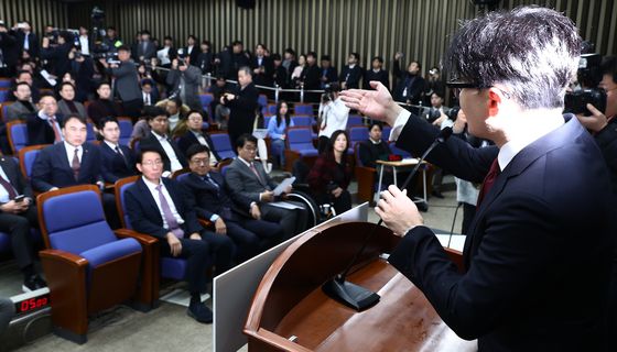 항의 오가는 국민의힘 원내대표 선출 의원총회